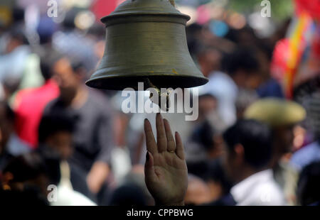 Devoto indù mantiene la mano con il santo chan durante prega al Kheer Bhawani tempio durante un annuale festival indù in a Khir Bhawani tempio a Ganderbal, 28 km (18 miglia) a nord-est di Srinagar,, l'estate capiatl del Kashmir indiano su 29/5/2012 ,migliaia di devoti il martedì hanno affollato il templ Foto Stock