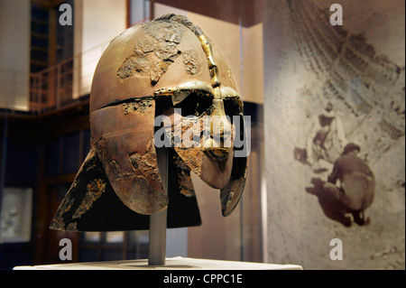 Sutton Hoo casco circa 625 annuncio. A partire da inizio anglo-Saxon nave sepoltura vicino a Woodbridge Suffolk. Sul display nel British Museum di Londra Foto Stock