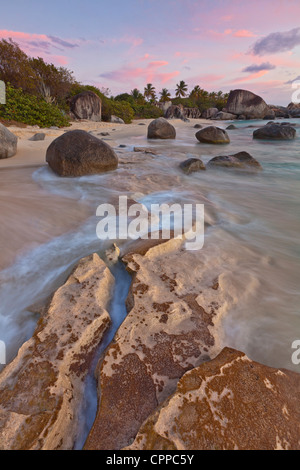 Virgin Gorda, Isole Vergini Britanniche, Isole dei Caraibi luce della sera sul surf e modelli di roccia sulla spiaggia della piccola baia di trunk Foto Stock