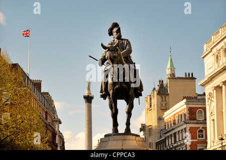 Statua di Prince George, duca di Cambridge. A nord lungo Whitehall della Colonna di Nelson in Trafalgar Square, Londra centrale Foto Stock