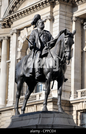 Statua di Prince George, duca di Cambridge davanti al Ministero della Difesa Edificio, Whitehall, central London, Regno Unito Foto Stock