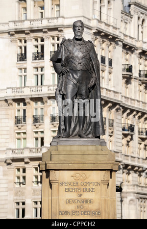 Statua di statista britannico Spencer Compton Cavendish, ottavo duca di Devonshire, dello scultore Herbert Hampton. Whitehall, Londra Foto Stock