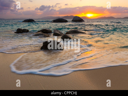 Virgin Gorda, Isole Vergini Britanniche, Isole dei Caraibi di massi sommersi di surf di Little Trunk Bay Foto Stock