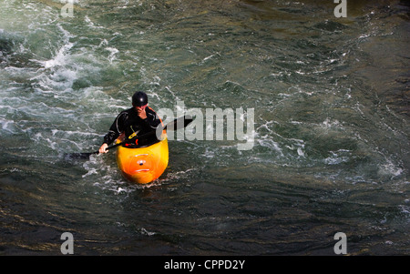 Un uomo in un kayak dopo la finitura alcuni straziante rapids mostra sollievo che egli ha fatto. Foto Stock