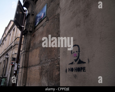 Stencil Anti-Hollande dipinta su un muro di Parigi, Francia, 9 maggio 2012, © Katharine Andriotis Foto Stock