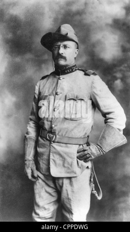 Il colonnello Theodore Roosevelt, in uniforme di intera lunghezza verticale, circa 1898 Foto Stock