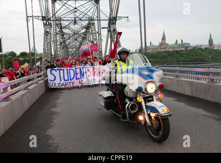 29 maggio 2012 - Ottawa, Ontario, Canada - Polizia scortare gli studenti attraversando il ponte di Alexandra, Ottawa durante un rally per supportare il continuo Quebec protesta studentesca martedì maggio 29,2012. Gli studenti di Ottawa hanno marciato in solidarietà con gli studenti in Quebec e opporsi alla legge speciale 78. (Credito Im Foto Stock