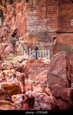 Bedouin salendo dalla strada delle facciate per l'alto luogo del sacrificio (Al-Madbah), Petra, Giordania, Asia Occidentale Foto Stock