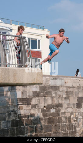 Giovane uomo tomba lapidazione da Portsmouth Porto sulla parete una calda serata REGNO UNITO Foto Stock