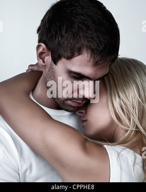 L uomo e la donna che abbraccia Foto Stock
