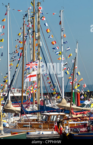 Yarmouth vecchio Festival Gaffers Giubileo nostalgico passato storia celebrazioni estate bandiere bunting Foto Stock