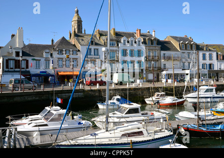 Porto di Le Croisic con tipiche case, nella Loire-Atlantique dipartimento in Francia occidentale. Foto Stock