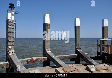 Storico di barca a vela visto dal porto di Oudeschild, Texel, Paesi Bassi Foto Stock