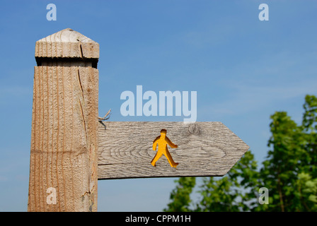 Sentiero pubblico segno con giallo uomo a camminare Foto Stock