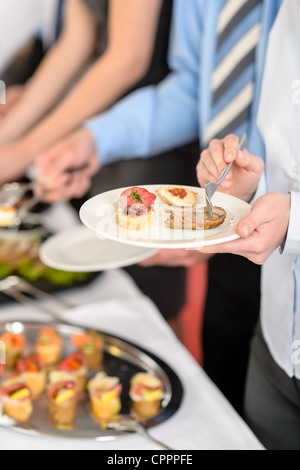 Ristorazione a società di business event persone la scelta di cibo a buffet di antipasti Foto Stock