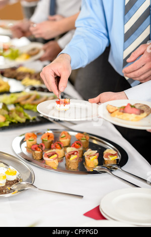 Ristorazione a società di business event persone la scelta di cibo a buffet di antipasti Foto Stock