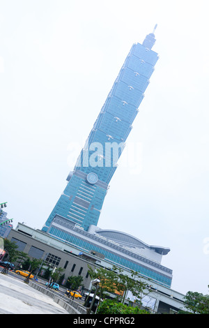 Taipei 101 tower, un punto di riferimento supertall grattacielo nel quartiere di Xinyi, basso angolo visuale, guardando in alto, Taipei, Taiwan Foto Stock