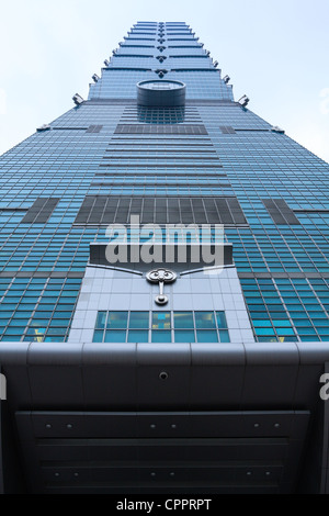 Taipei 101, un punto di riferimento supertall grattacielo nel quartiere di Xinyi, basso angolo vista dalla base della torre, guardando in alto, Taipei, Taiwan Foto Stock