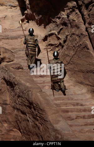 Jordanian uomini vestiti come guerrieri Nabatean nelle rovine di Petra. Giordania Foto Stock