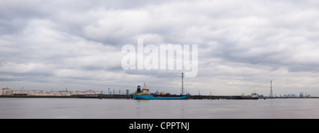 Vista da Dartford Kent attraverso l'estuario del Tamigi di nave da carico agganciato a un olio deposito in Grays, Thurrock, Essex. Foto Stock