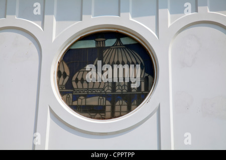 Finestra rotonda sul molo di Brighton Arcade Hall con vetro satinato Royal Pavilion immagine - REGNO UNITO Foto Stock