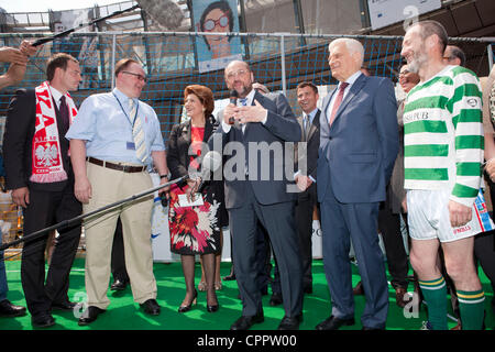 Da sinistra a destra: MEP Piotr Borys, deputato Jacek Saryusz-Wolski, commissario europeo Androulla Vassiliou, Presidente del Parlamento europeo Martin Schulz, ex Presidente del Parlamento europeo Jerzy Buzek, e l'europarlamentare britannico Sean Kelly Foto Stock