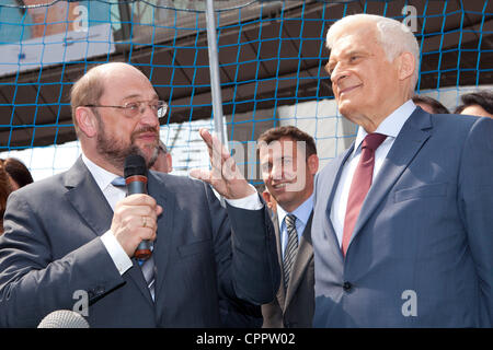 30 Maggio 2012 - Bruxelles (Belgio) - Il Presidente del Parlamento europeo Martin Schulz (L) ed ex Presidente del Parlamento europeo Jerzy Buzek (R), raffigurato durante l inaugurazione del Presidente Cup, il primo campionato di calcio del Parlamento europeo, organizzato dal gruppo del PPE. Foto Stock