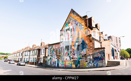 Visualizzare la strada di Floyd murale, un grande dipinto di Greenwich Mural Workshop (1976) sul timpano muro di una casa di Charlton, Londra. Foto Stock