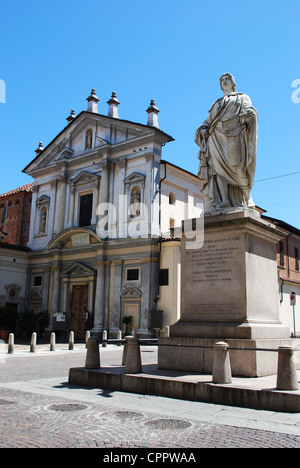 Piccola chiesa e statua in centro città, Novara, Piemonte, Italia Foto Stock