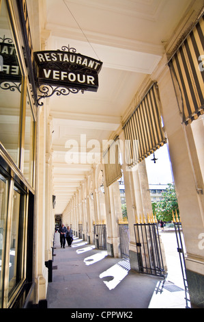 Il ristorante Le Grand Véfour presso il Palais Royal di Parigi - Francia Foto Stock