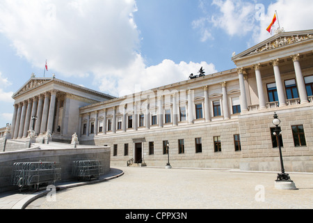 Parlamento austriaco di Vienna. Questo edificio e tutte le sue statue furono creati prima del 1883, alcuna proprietà di rilascio è richiesto. Foto Stock