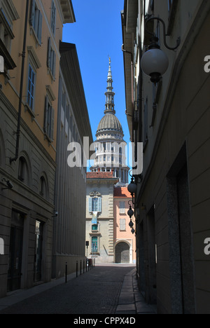 Small Alley e di San Gaudenzio basilica cupola, Novara, Piemonte, Italia Foto Stock