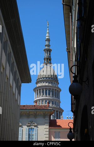 Antichi palazzi e di San Gaudenzio basilica cupola, Novara, Piemonte, Italia Foto Stock