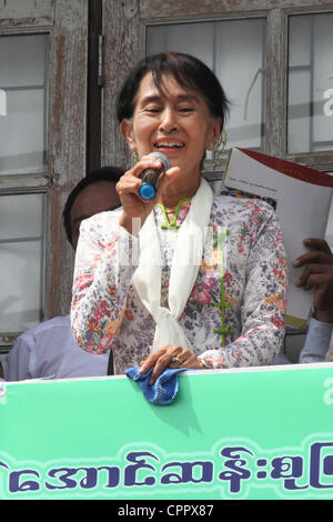 Samut Sakhon provincia, Thailandia. 30 maggio 2012. Icona della democrazia Aung San Suu Kyi parla a migliaia di Myanmar i lavoratori migranti in Samut Sakhon provincia. Aung San Suu Kyi ha intrapreso il suo primo viaggio all'estero dopo decenni trascorsi come un prigioniero politico nel suo paese Myanmar Foto Stock