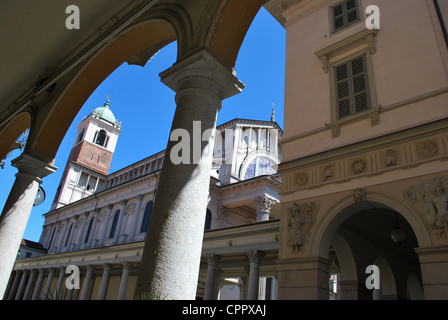 Antico portico ad arcate e piazza duomo a Novara, Piemonte, Italia Foto Stock