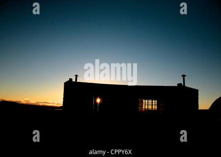 Il sole irrompe attraverso questa vecchia casa colonica, ora un walkers' durante la notte bothy a destra sul bordo del Fish River Canyon Foto Stock