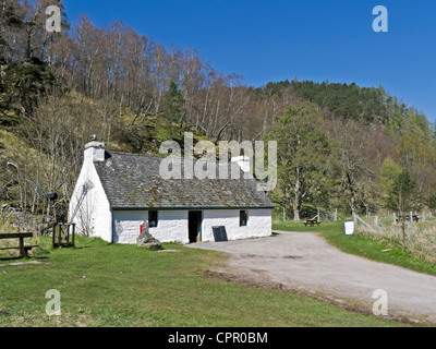 Antico casolare contenente ora il centro visitatori di Loch un Eilein in Rothiemurchus Speyside Scozia Scotland Foto Stock