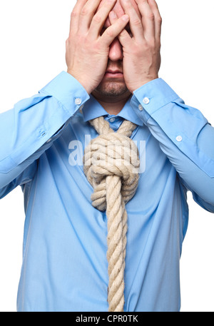 Triste uomo con tirante ad anello isolato su sfondo bianco Foto Stock