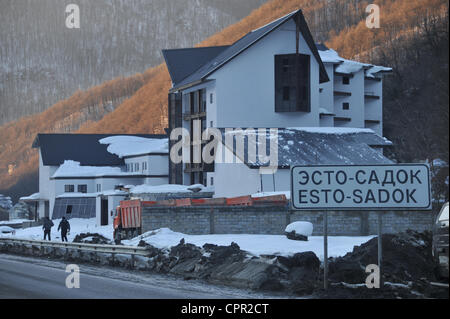 Febbraio 5, 2012 - OEÃ®Ã±ÃªÃ¢Ã, Territorio di Krasnodar, Russia - Febbraio 05,2012. Krasnaya Polyana,Regione Krasnodar della Russia. Costruzione di Sochi 2014 Olimpiadi di oggetti dell'infrastruttura . Nella foto: ESTO-SADOK insediamento nella Krasnaya Polyana. (Credito Immagine: © PhotoXpress/ZUMAPRESS.com) Foto Stock