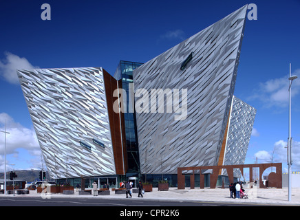 I visitatori al di fuori del Titanic Belfast progetto firma Foto Stock