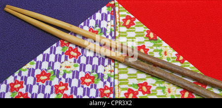 Immagine delle due bacchette realizzato da Cherry Tree blossom su due pezzo di specifico tessuto giapponese. Foto Stock