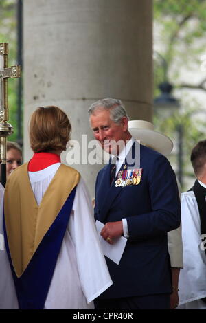 Mercoledì 30 Maggio 2012 il Principe di Galles, Presidente della Victoria Cross e George Cross Association e la duchessa di Cornovaglia ha frequentato la Victoria Cross e la Croce di San Giorgio Associazione Servizio di Reunion a San Martin-in-the-Fields, Londra : credito: Hot Shots / Alamy Live News Foto Stock