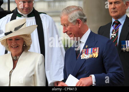 Mercoledì 30 Maggio 2012 il Principe di Galles, Presidente della Victoria Cross e George Cross Association e la duchessa di Cornovaglia ha frequentato la Victoria Cross e la Croce di San Giorgio Associazione Servizio di Reunion a San Martin-in-the-Fields, Londra : credito: Hot Shots / Alamy Live News Foto Stock