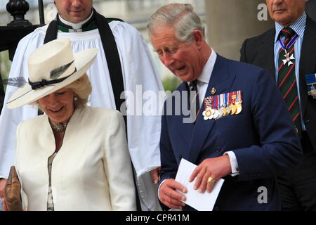 Mercoledì 30 Maggio 2012 il Principe di Galles, Presidente della Victoria Cross e George Cross Association e la duchessa di Cornovaglia ha frequentato la Victoria Cross e la Croce di San Giorgio Associazione Servizio di Reunion a San Martin-in-the-Fields, Londra : credito: Hot Shots / Alamy Live News Foto Stock