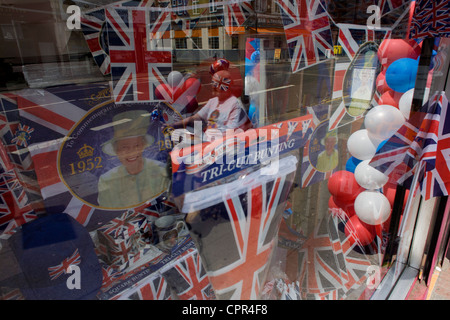 Bunting patriottica, bandiere, palloncini e royal memorabilia sul display prima che la regina del Giubileo di diamante in una Londra sud vetrina. Foto Stock