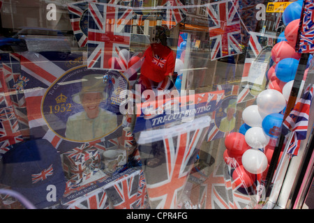 Bunting patriottica, bandiere, palloncini e royal memorabilia sul display prima che la regina del Giubileo di diamante in una Londra sud vetrina. Foto Stock