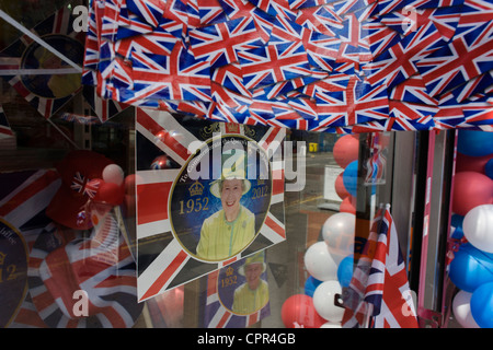 Bunting patriottica, bandiere, palloncini e royal memorabilia sul display prima che la regina del Giubileo di diamante in una Londra sud vetrina. Foto Stock