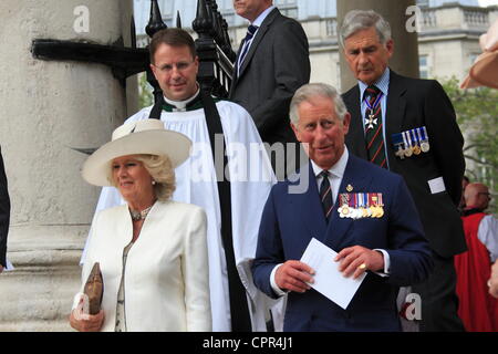 Mercoledì 30 Maggio 2012 il Principe di Galles, Presidente della Victoria Cross e George Cross Association e la duchessa di Cornovaglia ha frequentato la Victoria Cross e la Croce di San Giorgio Associazione Servizio di Reunion a San Martin-in-the-Fields, Londra : credito: Hot Shots / Alamy Live News Foto Stock