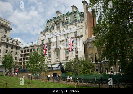 30 Maggio, 2012. Londra REGNO UNITO. Hotel Ritz drappeggiati con Union Jack e congratulazioni a Sua Maestà la Regina Elisabetta II per il suo Giubileo di diamante. Foto Stock