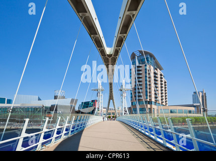Millennium bridge, appartamenti e Lowry Centre Salford Quays Manchester Inghilterra England Regno Unito GB EU Europe Foto Stock